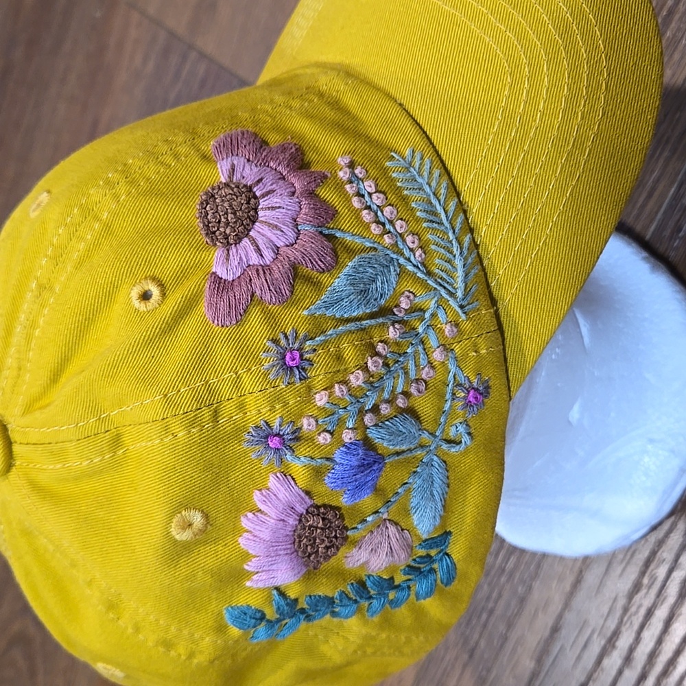 BASEBALL CAP WITH EMBROIDERY FLOWERS.   #7501